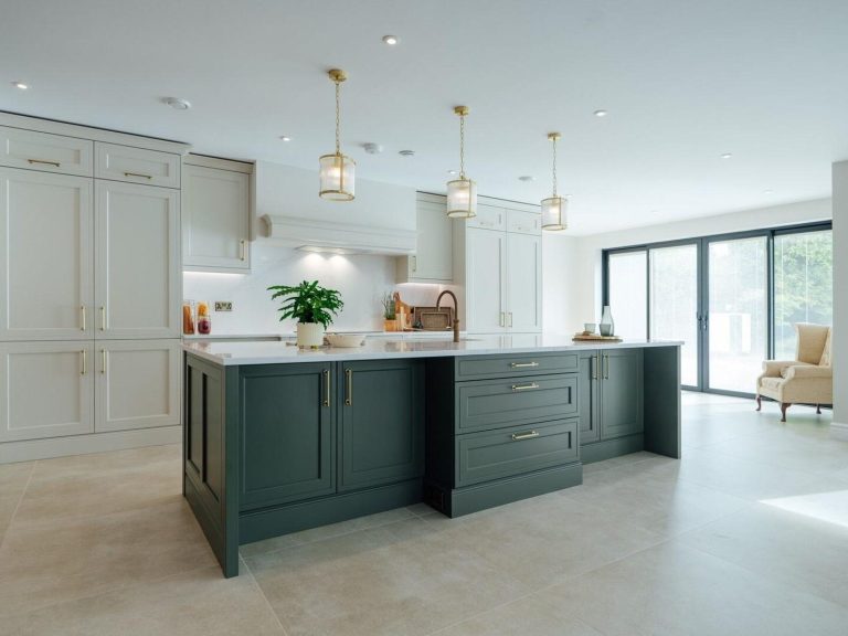 his image depicts a modern and elegant kitchen with a clean, sophisticated design